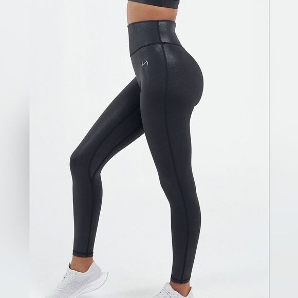 TLF Diamond Black Chrome Sports Bra and Leggings - Picture 5 of 15